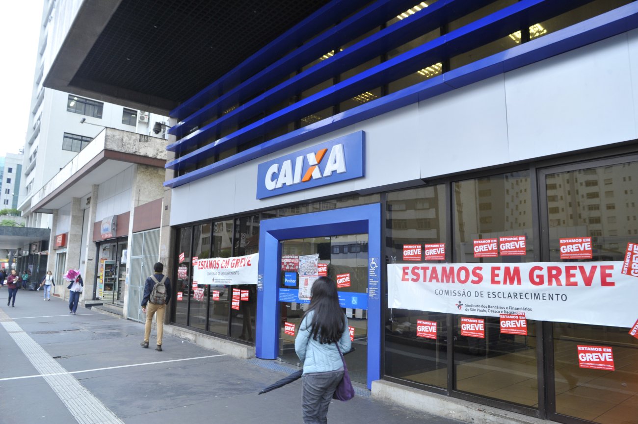 Agência da Caixa fechada pelos bancários em greve geral de 28 de abril Foto: Mauricio Morais