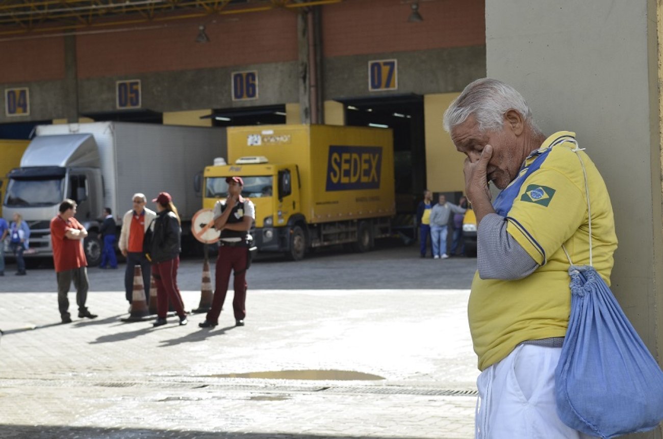 Trabalhador dos Correios no Centro de Tratamento de Encomendas de Benfica (Rio de Janeiro), durante a greve dos Correios Foto: Tânia Rêgo/Agência Brasil