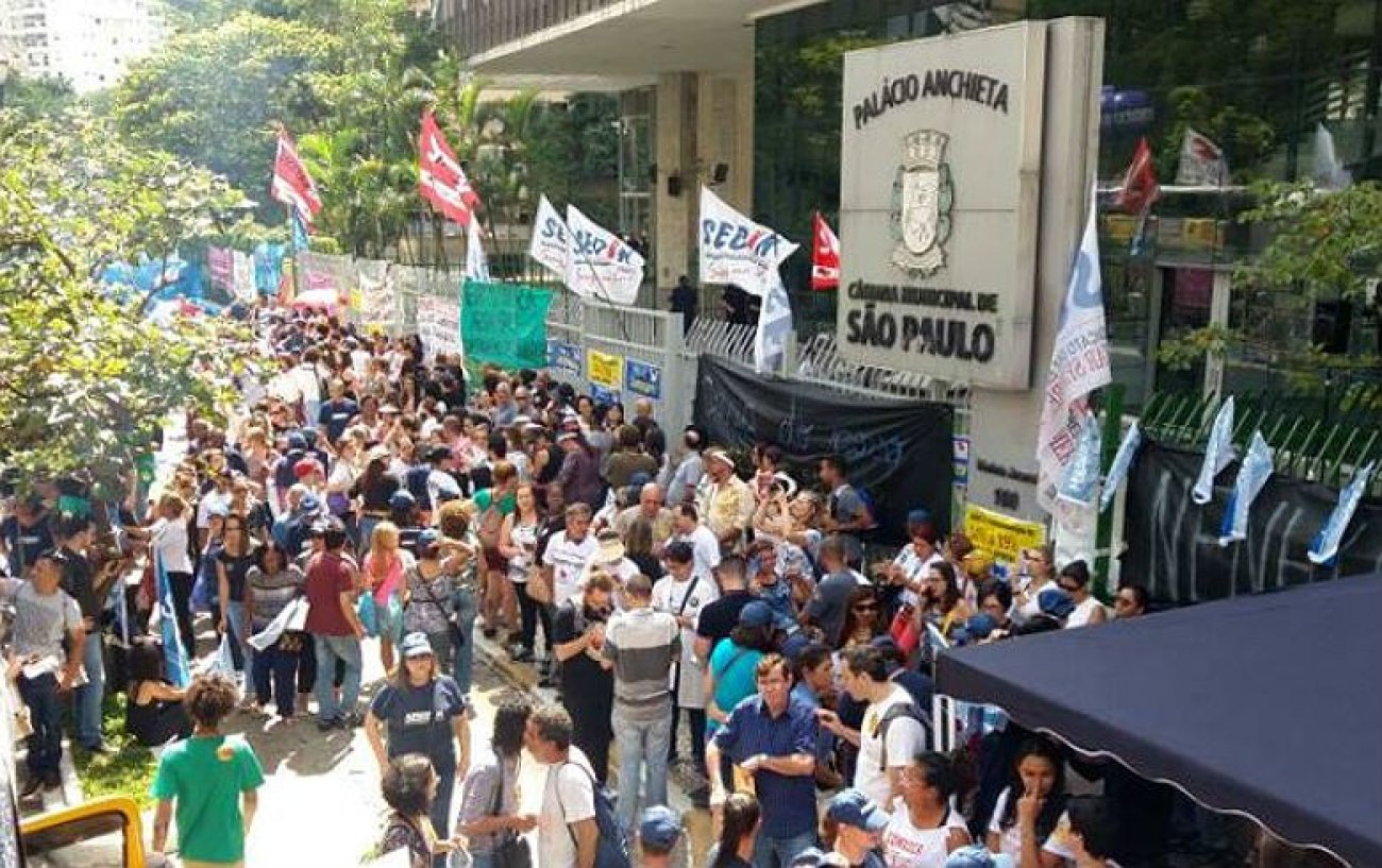 Servidores em greve acompanham a discussão do projeto que altera as aposentadorias em frente à Câmara Foto: Reprodução/Sindsep