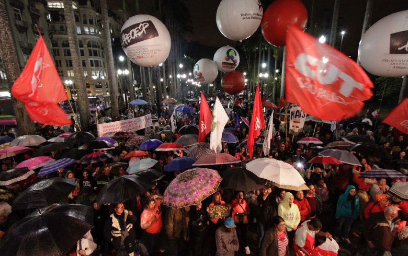 Ato na Praça da Sé começou com chuva por volta das 17h: manifestantes se aglomeraram próximos ao carro de som Foto: CUT/SP