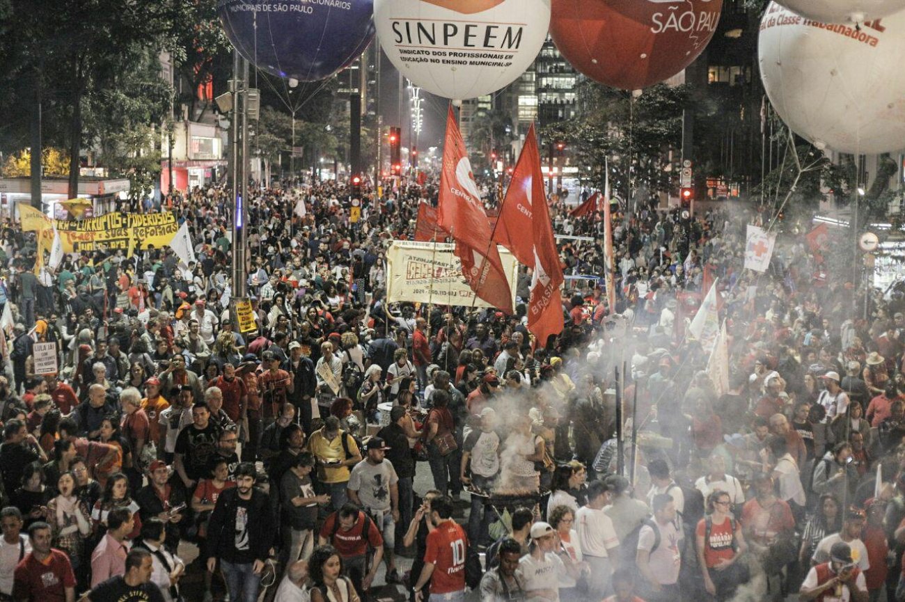 Ato na Paulista contra desmontes trabalhista e da Previdência começou no final da tarde e terminou na Prefeitura de SP Foto: Mídia NINJA