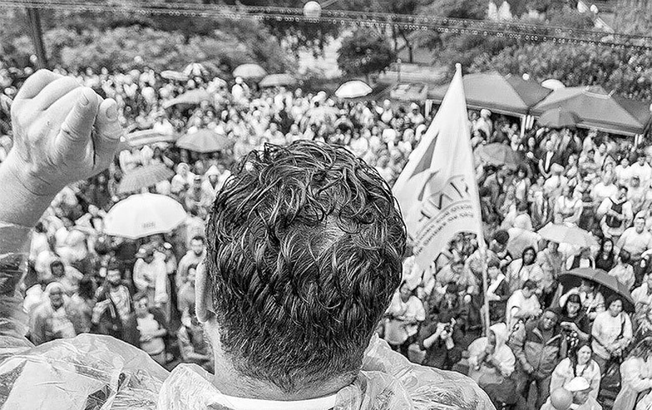 Manifestação de sexta-feira 15, reuniu milhares mesmo sob chuva. Cresce adesão à greve iniciada em 4 de fevereiro Foto: Elineudo Meira (Chokito)/ Sindsep