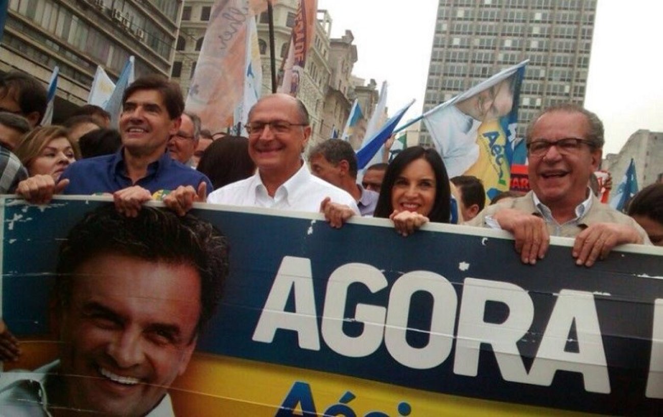 Eloísa entre os tucanos, governador Alckmin e o senador José Anibal, durante campanha eleitoral de Aécio Neves Foto: Facebook