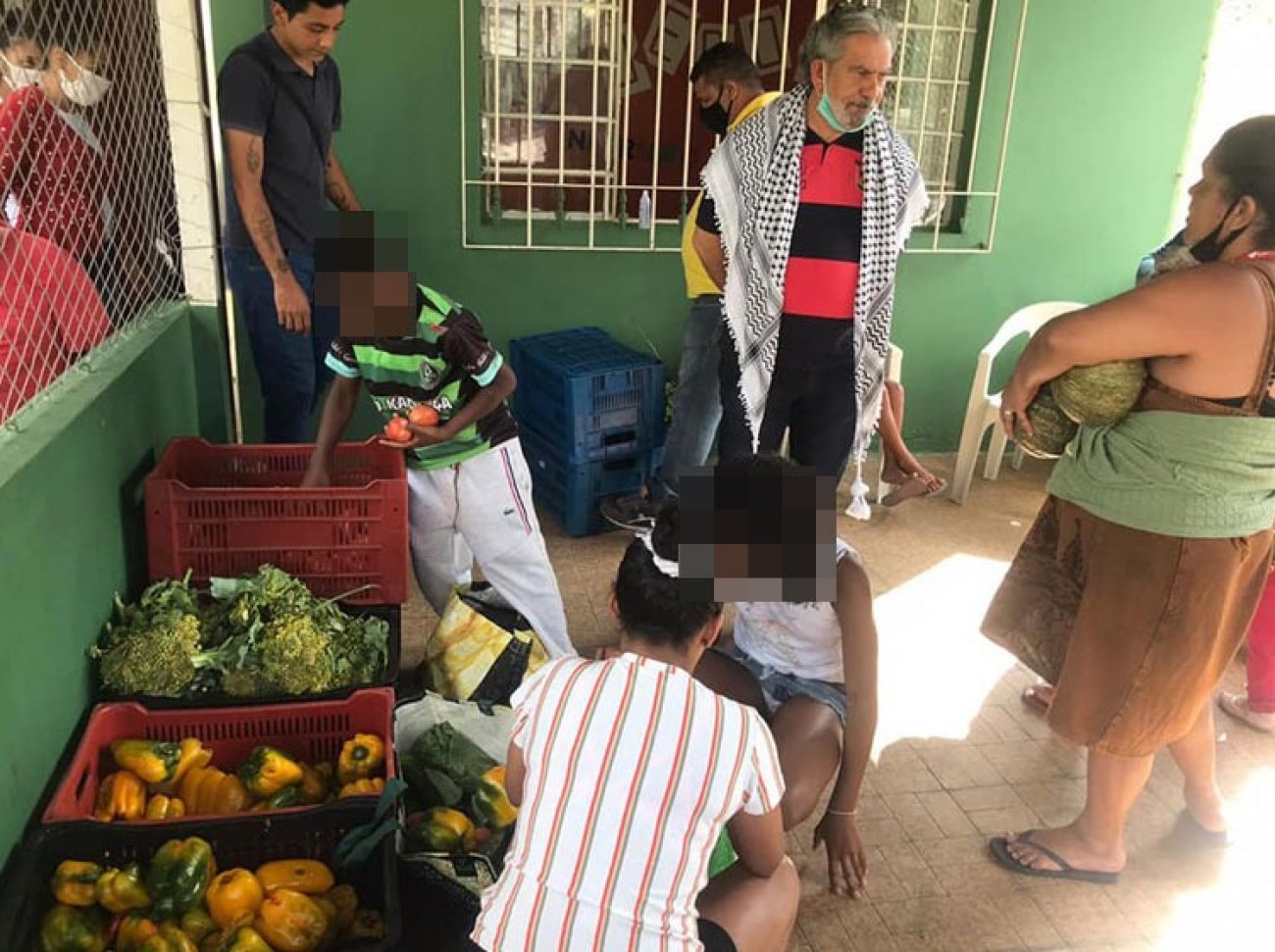 Pessoas em situação de vulnerabilidade social recebem alimentos arrecadados pelo Instituto Rosa dos Ventos Foto: Instituto Rosa dos Ventos