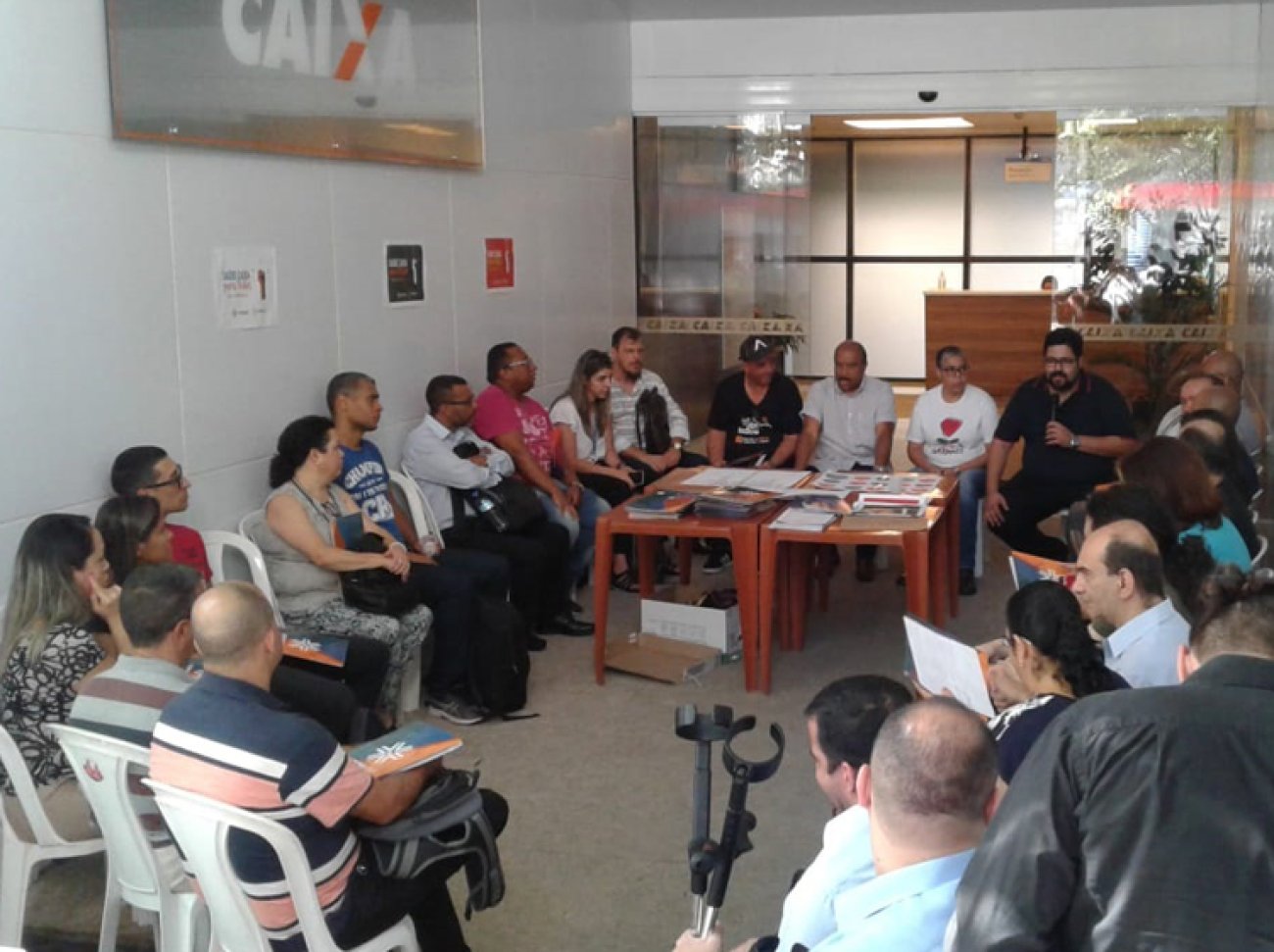 Dirigentes do Sindicato e da Apcef/SP alertam novos empregados sobre os ataques ao Saúde Caixa e ao banco público Foto: Seeb-SP