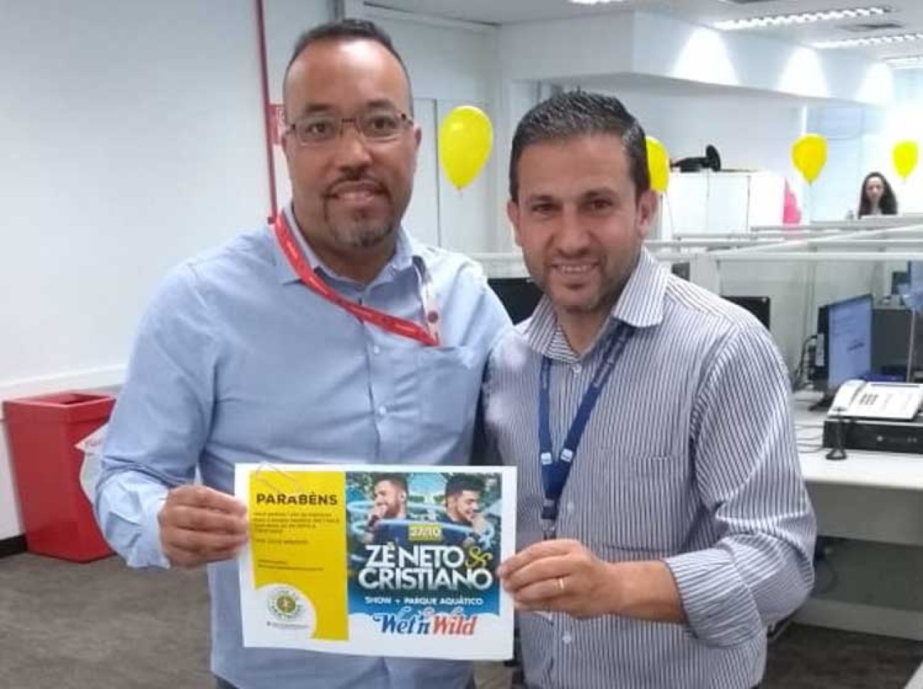 Bancário João recebe do diretor Serginho, o vale ingresso para o parque Wet'n Wild com show do Zé Neto e Cristiano Foto: Divulgação