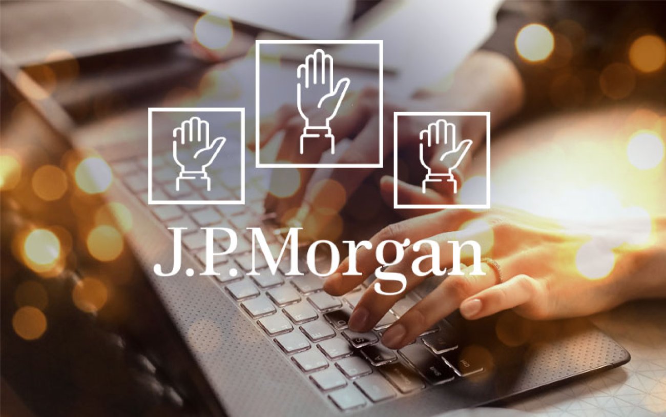 Arte composta por mão feminina teclando em um computador, sobre posta ao logo do J.P. Morgan