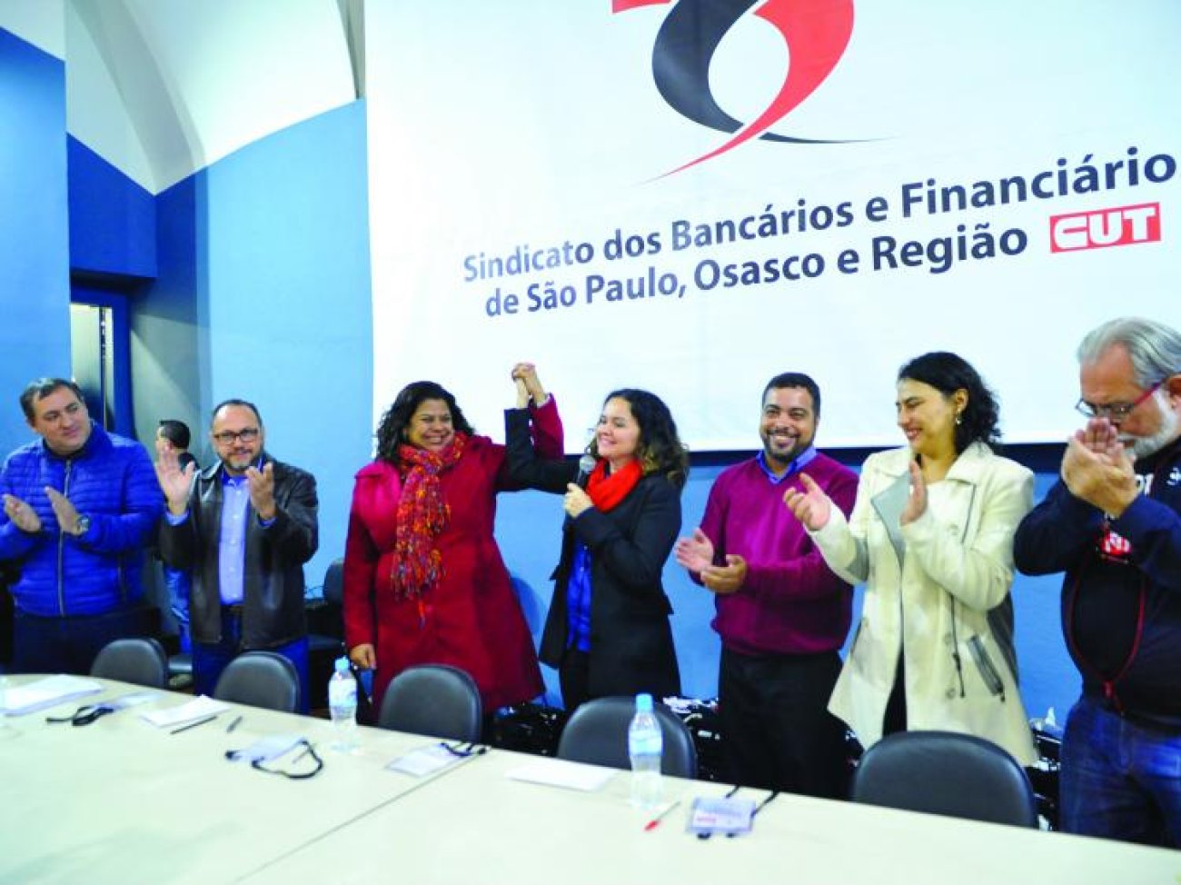 Atual presidenta Juvandia Moreira saúda a eleita Ivone Silva ao final da apuração, em abril, na Quadra dos Bancários Foto: Maurício Morais