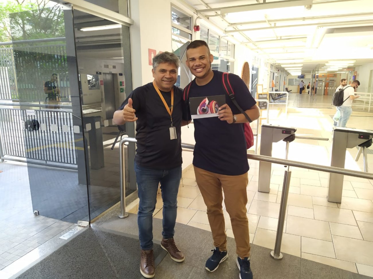 Dirigente Antônio Alves entregando o par de ingressos da promoção Recadastramento do Sindicato Foto: Seeb