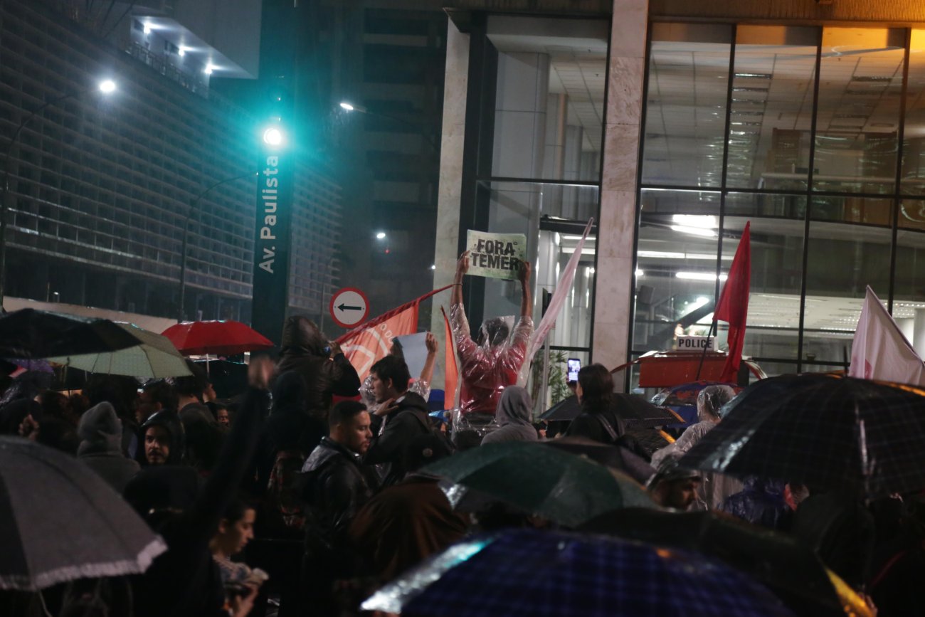 Ato Na Paulista contra Michel Temer, mesmo debaixo de chuva Foto: Lula Marques / AGPT