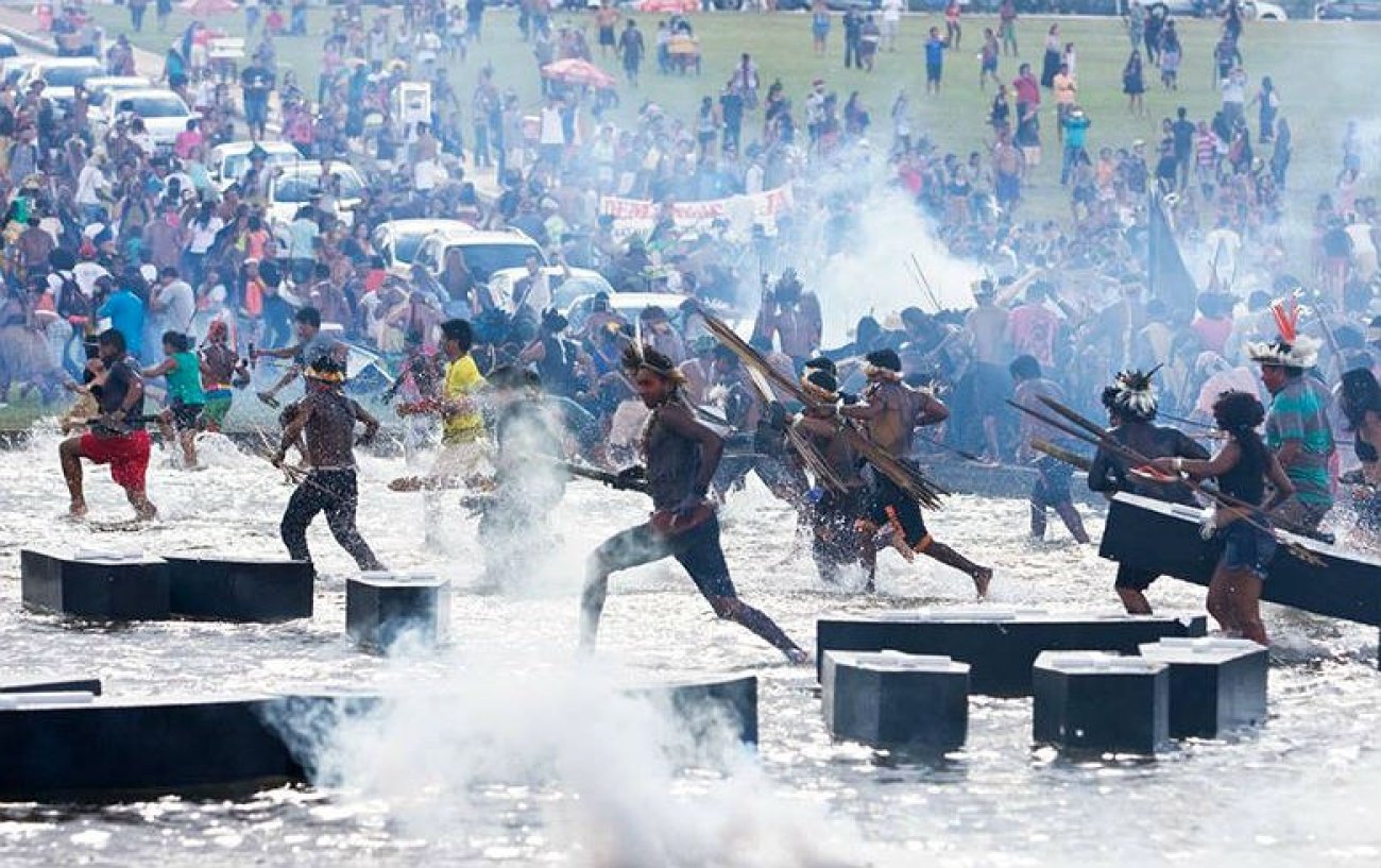 Indígenas que protestavam por direitos em Brasília ficaram feridos em ação violenta da PM Foto: Wilson Dias / Agência Brasil