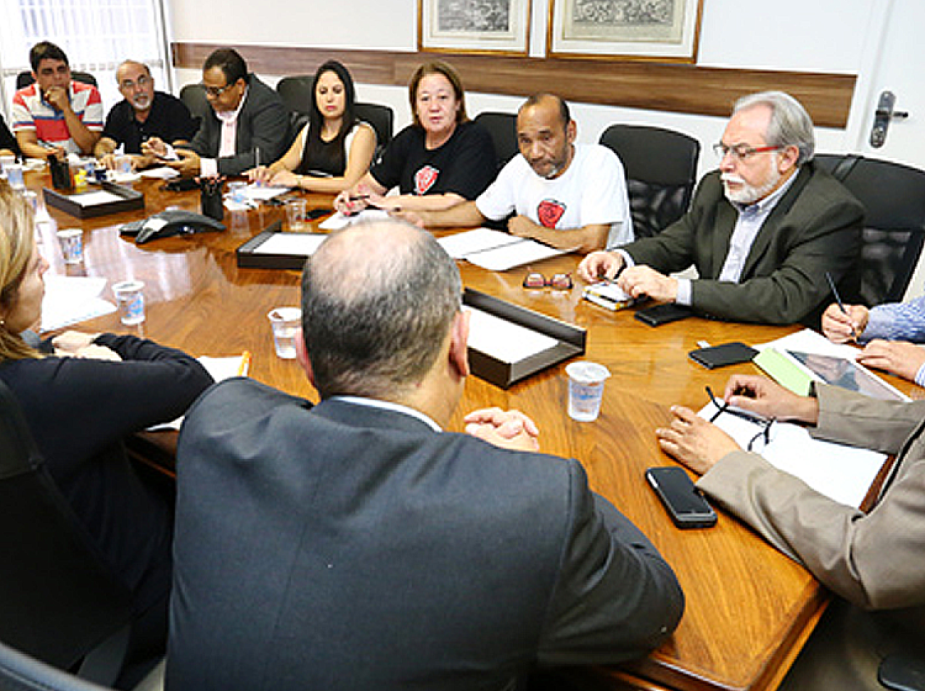 Mesa de negociação em 2016: ao lado dos sindicatos, financiários garantiram acordo com validade de dois anos, reposição total da inflação mais aumento real de 1% para salários e demais verbas Foto: Jailton Garcia