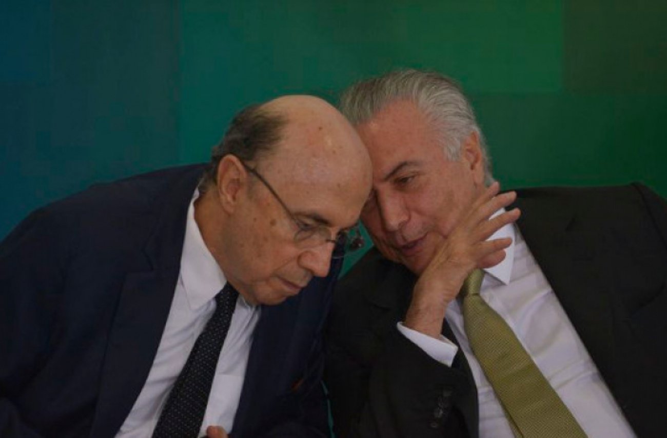 O ex-ministro da Fazenda, Henrique Meirelles, e Temer, responsáveis pelo desinvestimento no país: sociedade brasileira só perdeu com o golpe Foto: José Cruz / Agência Brasil