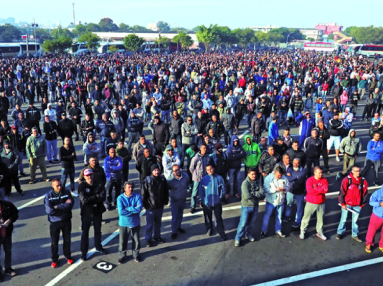 Assembleia na Mercedes, em São Bernardo: paralisação começou há nove dias Foto: Edu Guimarães/SMABC