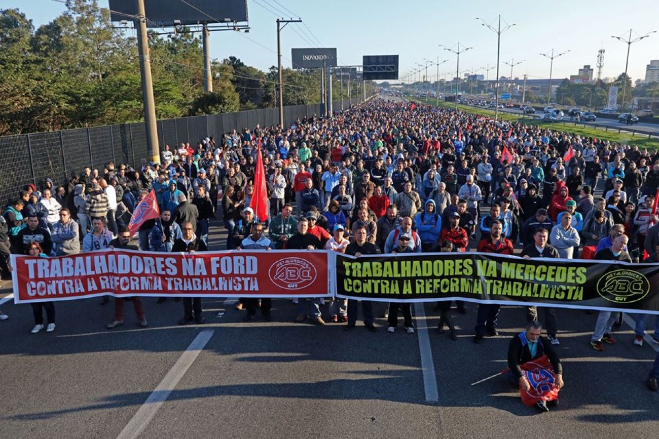 Metalúrgicos do ABC em protesto, na manhã desta terça-feira, contra reforma trabalhista Foto: Edu Guimarães / SMABC