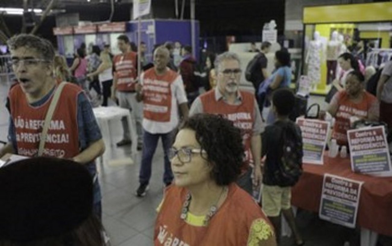 Atividades dos metroviários incluíram coleta para abaixo-assinado contra o projeto de 'reforma' da Previdência Foto: SIND. METROVIÁRIOS SP