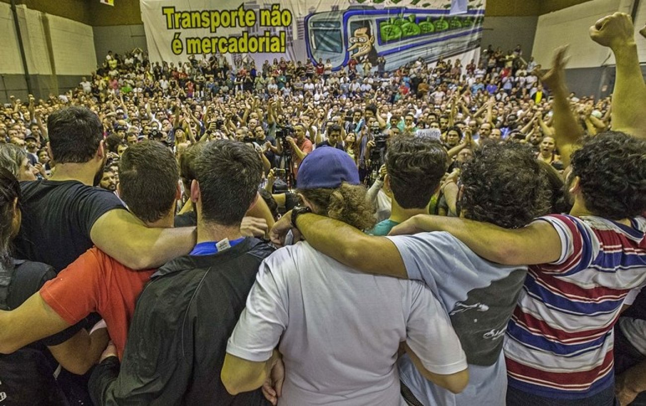 Abraçados, os metroviários demitidos recebem apoio da categoria em assembleia no dia 9 de junho de 2014 Foto: Marlene Bergamo/Folhapress