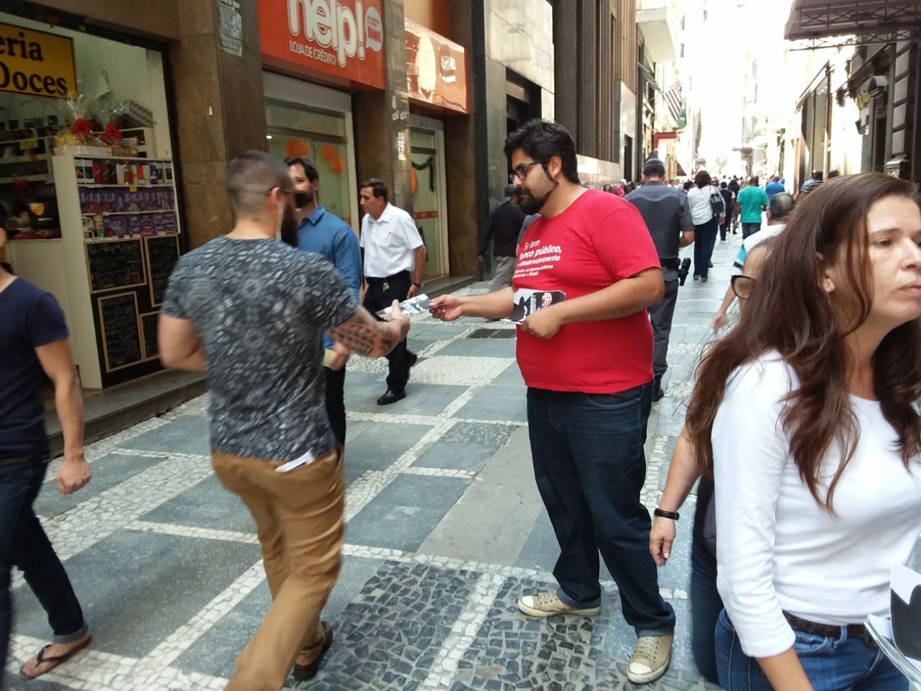 O dirigente sindical e bancário da Caixa Dionísio Reis distribui cartilha sobre os prejuízos da reforma trabalhista no centro de São Paulo Foto: Seeb-SP