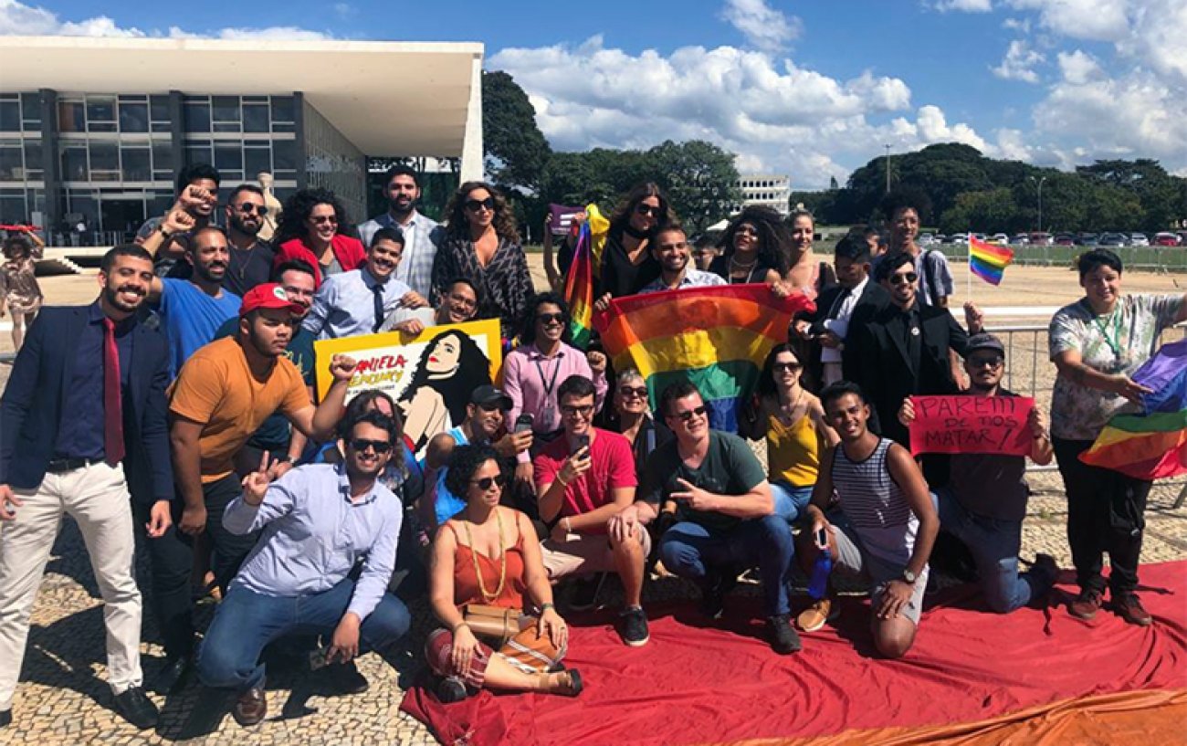 Deputados e ativistas, como a cantora Daniela Mercury, manifestam-se pela criminalização da homofobia, em frente ao STF, durante o julgamento Foto: Reprodução