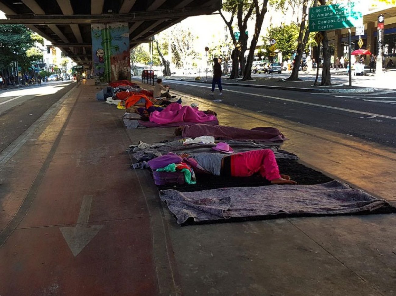 Pessoas em situação de rua embaixo do Minhocão (Elevado João Goulart), no centro de São Paulo Foto: Alan White /Fotos Publicas