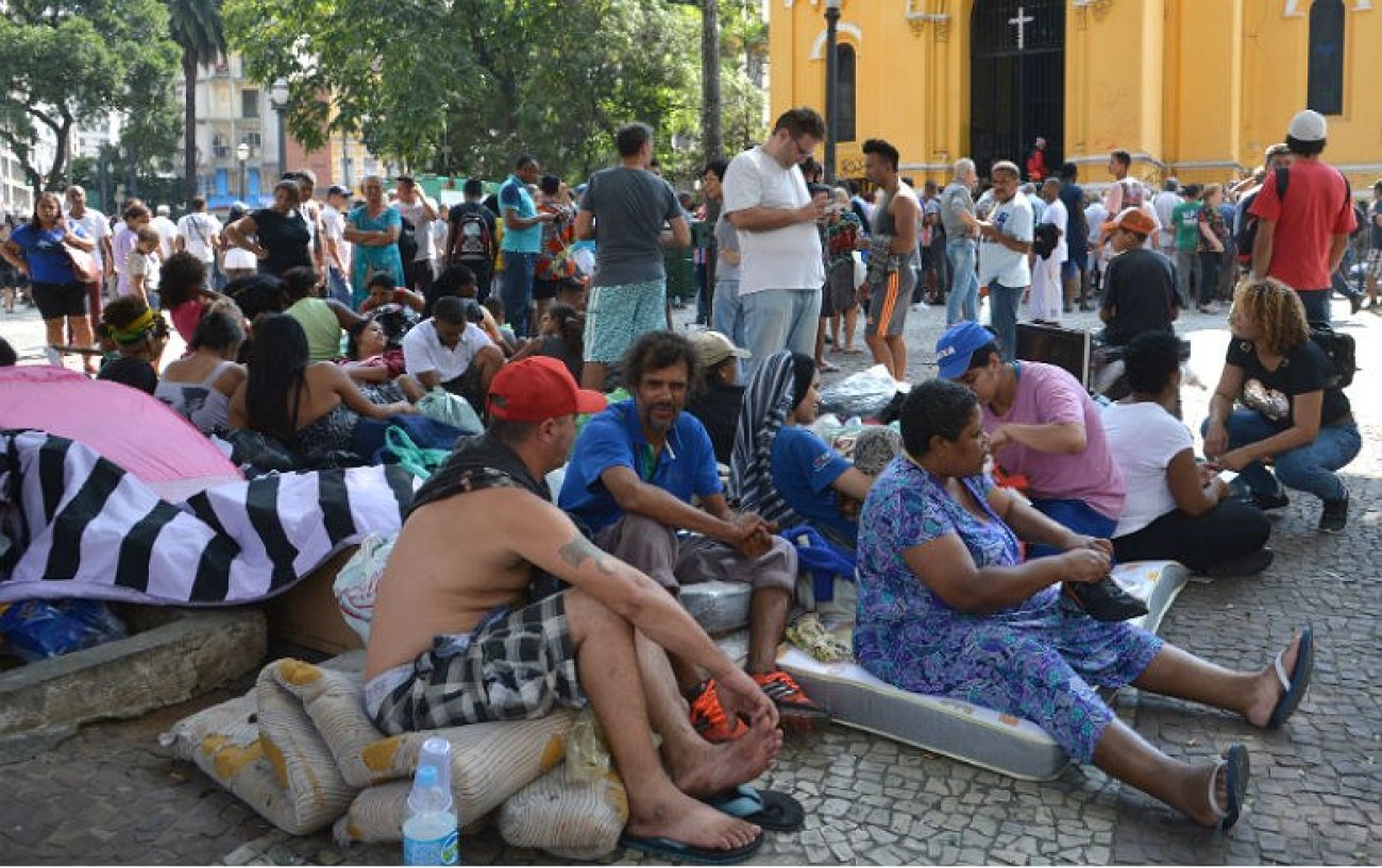 Sem infra-estrutura mínima, moradores sobrevivem como podem no Largo do Paissandu Foto: Paulo Pinto/Fotos Públicas