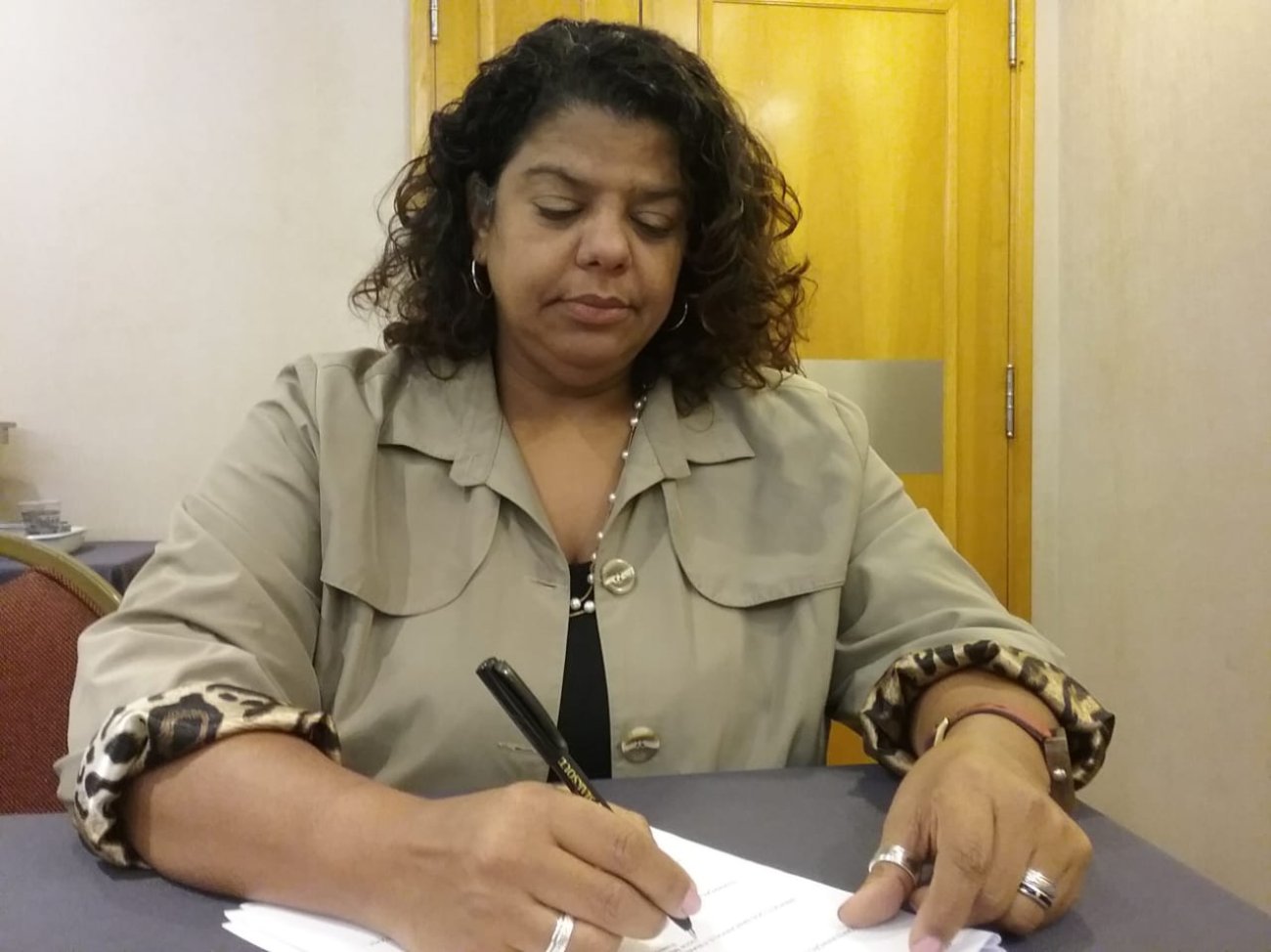 Ivone Silva, presidenta do Sindicato dos Bancários de São Paulo, Osasco e Região, assina acordo que neutraliza efeitos da MP 905 para a categoria bancária Foto: Seeb-SP