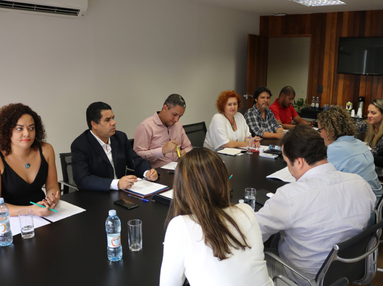 Representantes dos bancários (à esquerda na mesa) se reúnem com integrantes do Santander Foto: Seeb-SP