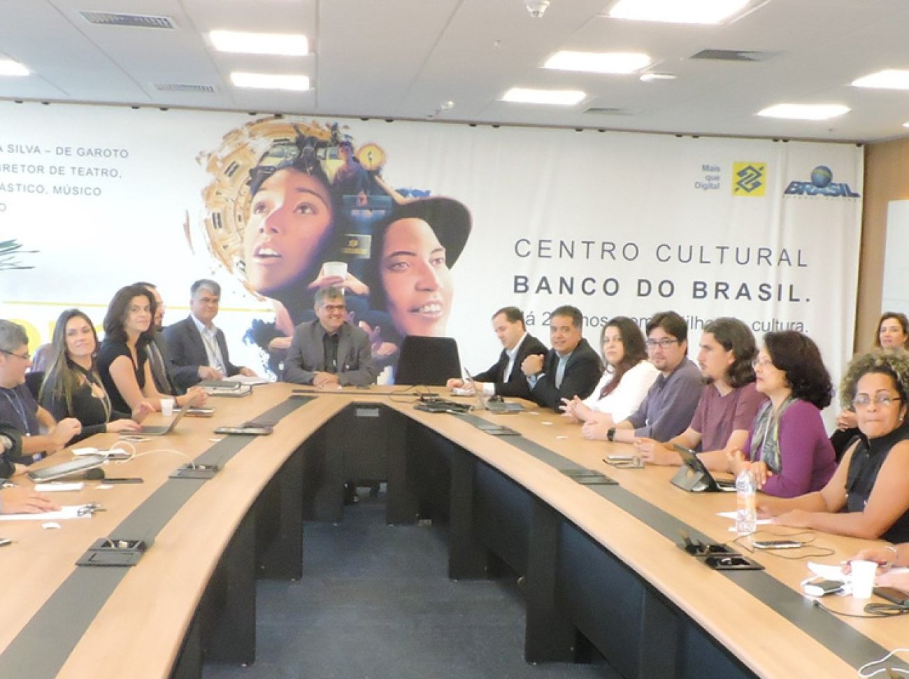 À direita, representantes dos trabalhadores negociam com integrantes do Banco do Brasil Foto: Paulo Flores - Contraf-CUT