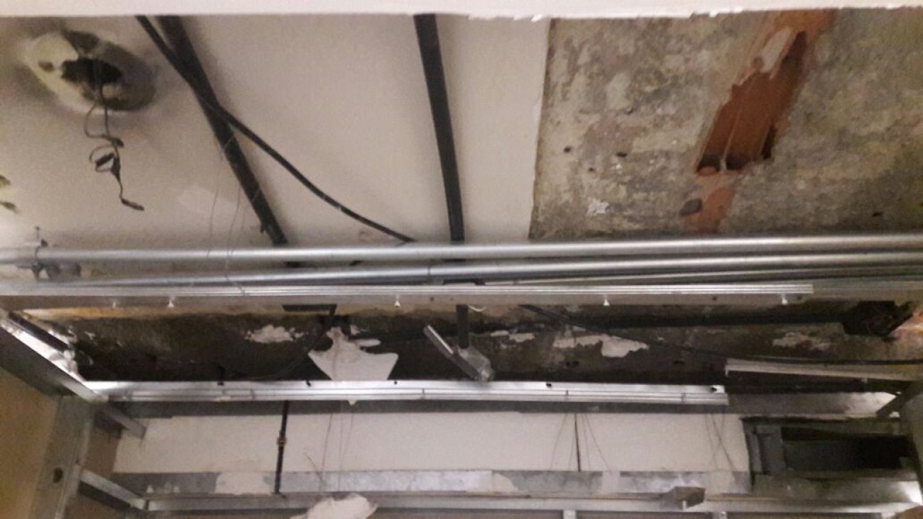 Bancários são forçados a trabalhar em local com fiação elétrica exposta e muita bagunça Foto: Seeb-SP