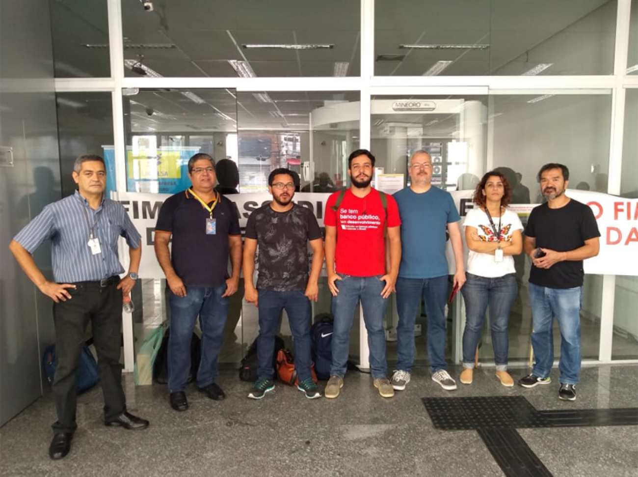 Dirigentes do Sindicato dos Bancários de São Paulo, Osasco e Região em frente à agência paralisada devido ao assédio moral Foto: Seeb-SP