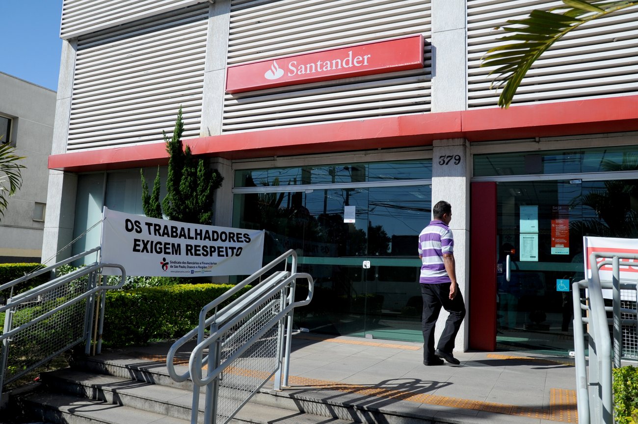 Fachada de agência do Santander - Foto: Paulo Pepe (arquivo)