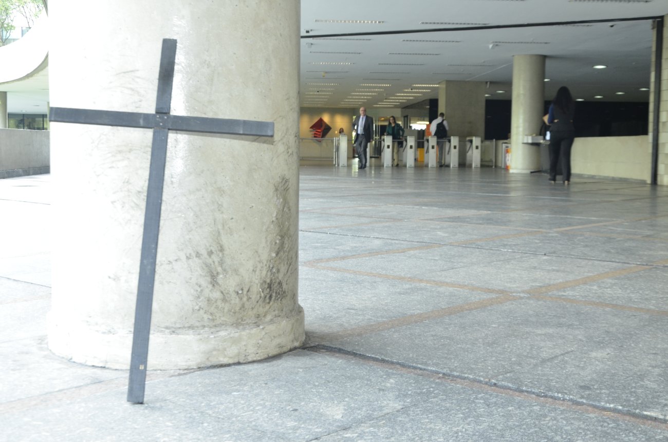 Desnível aparece entre os blocos do piso. Veja na foto, começando na base da pilastra Foto: Seeb / SP