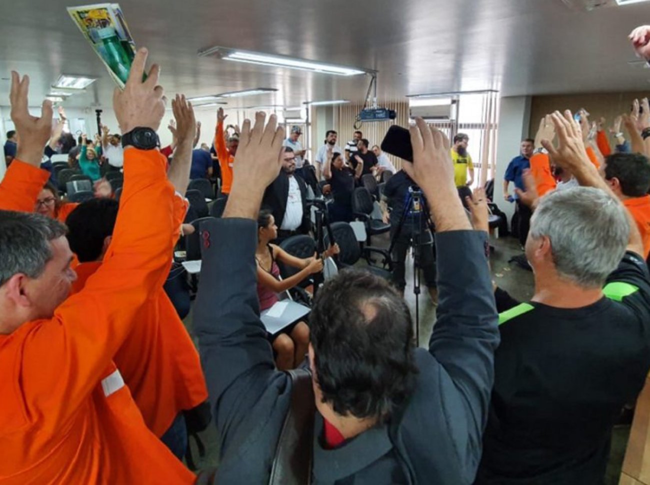 Trabalhadores deliberam por protesto contra a política entreguista de Bolsonaro que afeta a soberania nacional e a população Foto: CUT Brasília