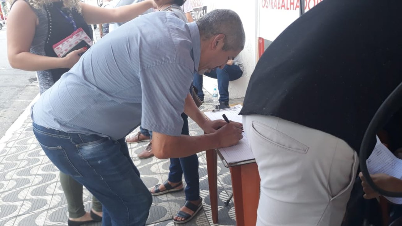 População adere ao abaixo assinado contra a reforma da Previdência, em frente a agência do Bradesco na zona leste Foto: Seeb-SP