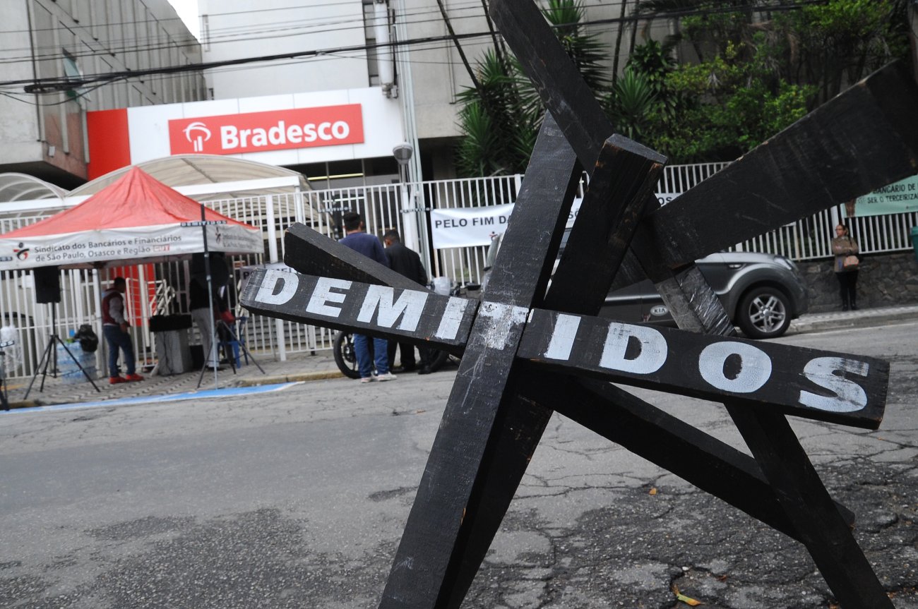 Protesto do Sindicato contra demissões realizado em abril de 2017 no Bradesco Vila Leopoldina Foto: Paulo Pepe