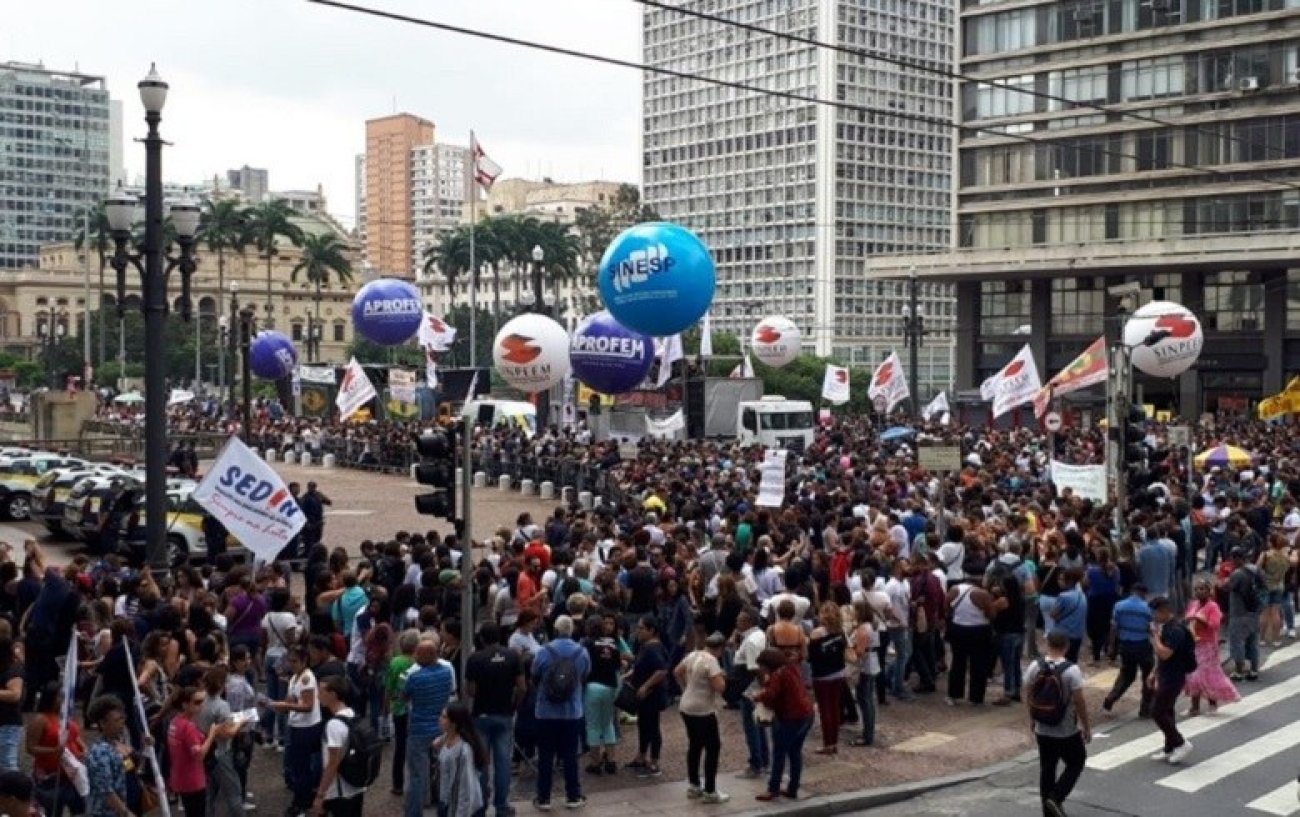 Milhares de servidores protestaram em frente à prefeitura, na quinta 22 Foto: CUT-SP