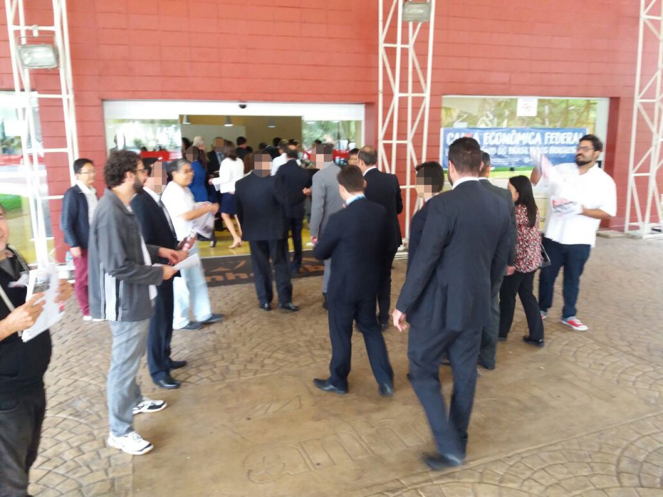 Sindicato e Apcef-SP protestam durante reunião que reuniu dez superintendências da Caixa Foto: Seeb-SP