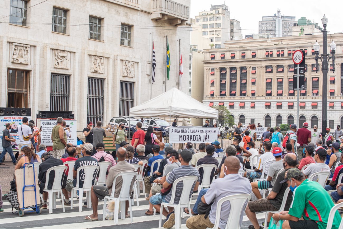 Cerca de 700 refeições foram distribuídas no protesto contra desassistência da prefeitura à população de rua Foto: Jamal Paiva