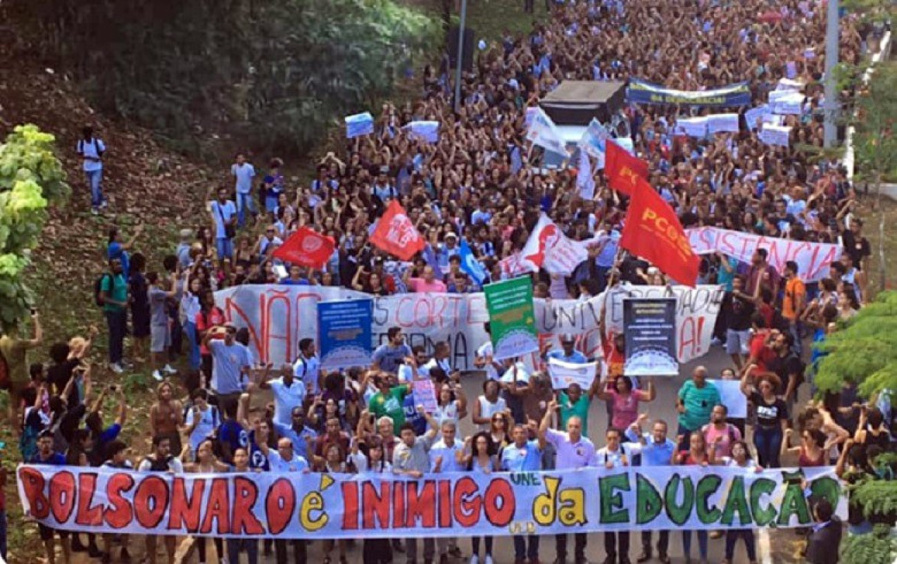 Uma multidão foi às ruas em Salvador em defesa da UFBA, da universidade pública, gratuita e de qualidade e contra a política de cortes do governo Bolsonaro Foto: Reprodução/Twitter