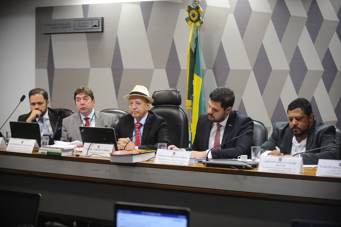 Guilherme Feliciano, o segundo da direita para a esquerda, vê várias inconstitucionalidades no PLC 38 Foto: Edilson Rodrigues / Agência Senado