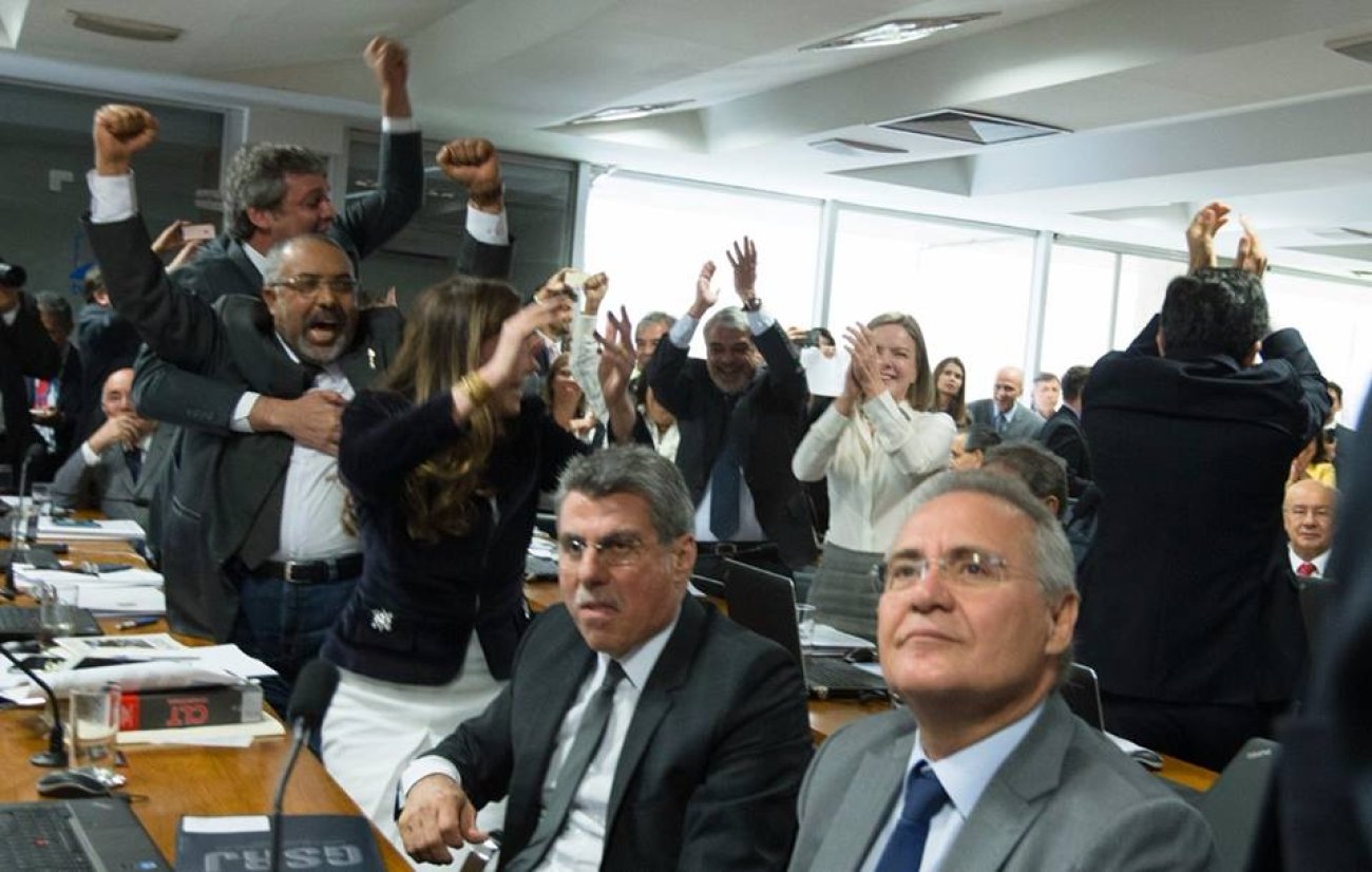 Senadores da oposição comemoram derrota do relatório de Ferraço Foto: Lula Marques / AGPT