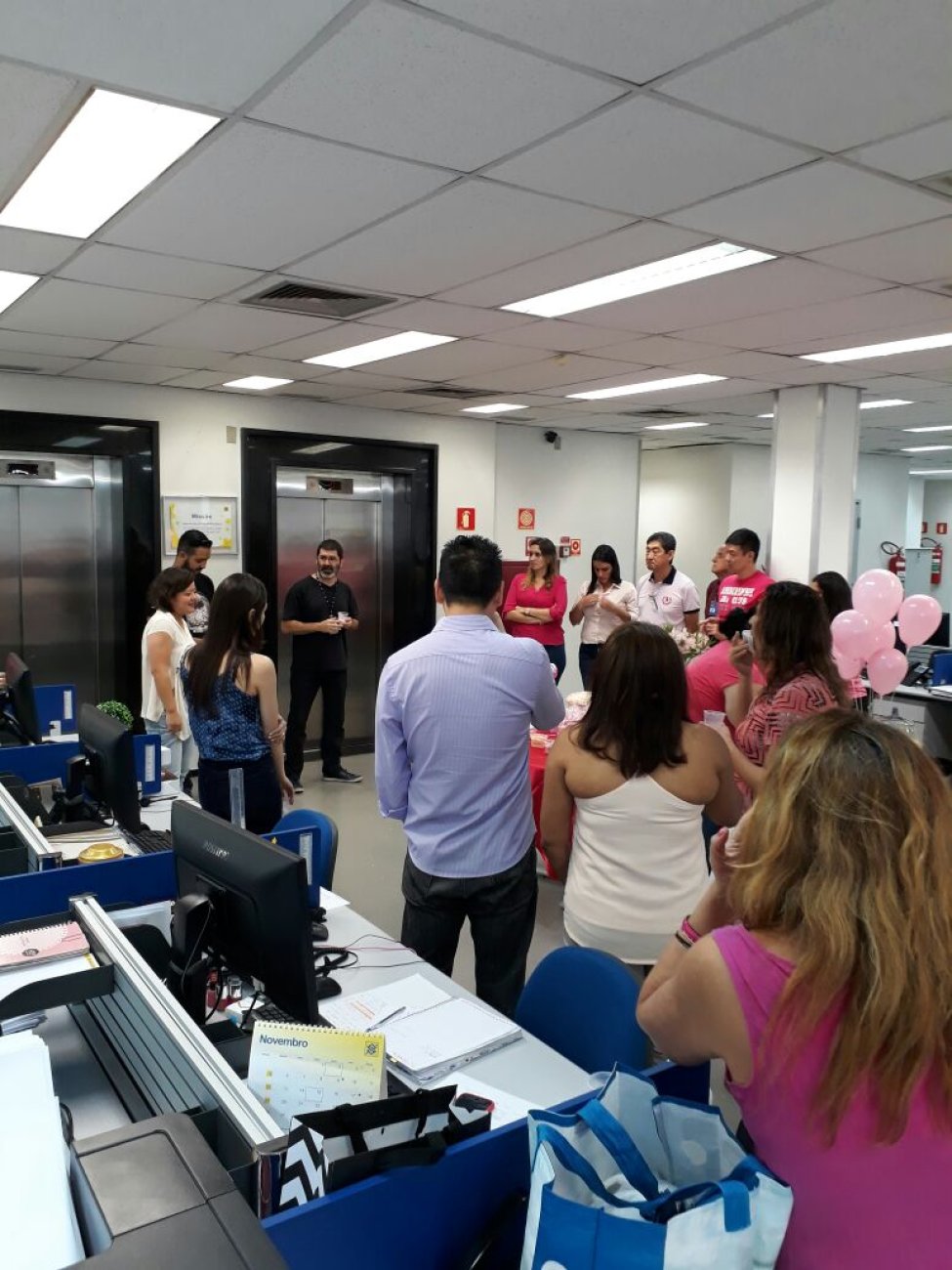 Diretor eleito William Mendes (de preto ao fundo) fala com funcionários do BB sobre Cassi Foto: Seeb-SP