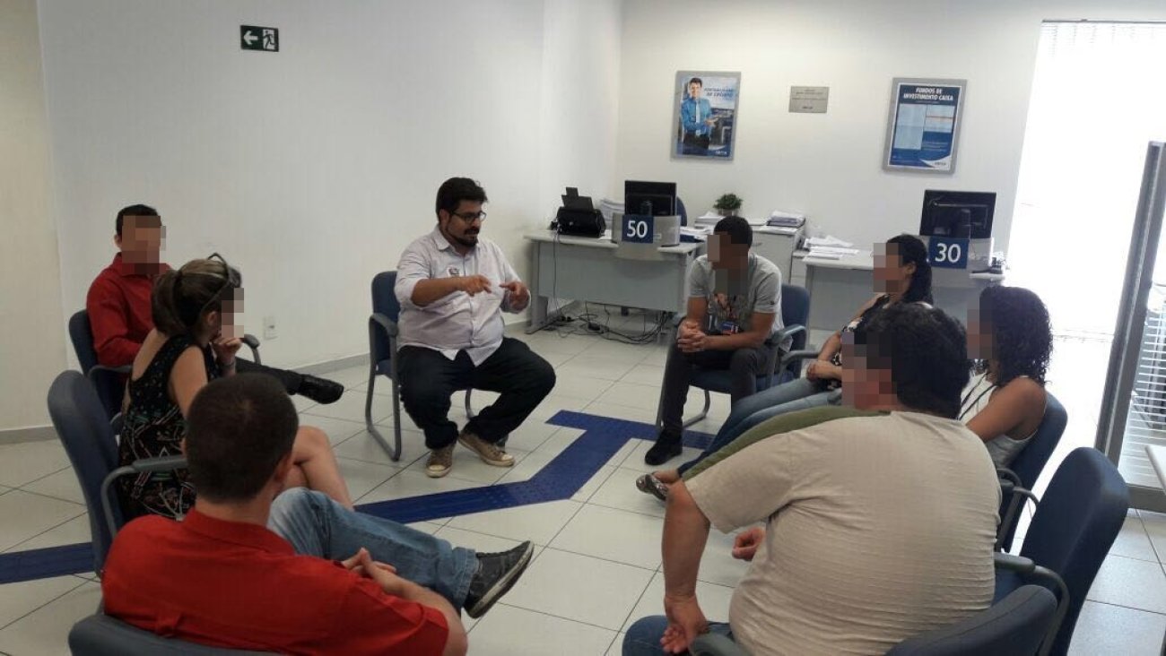 Dionísio Reis conversa com bancários da agência Jardim Camargo Novo Foto: Seeb-SP