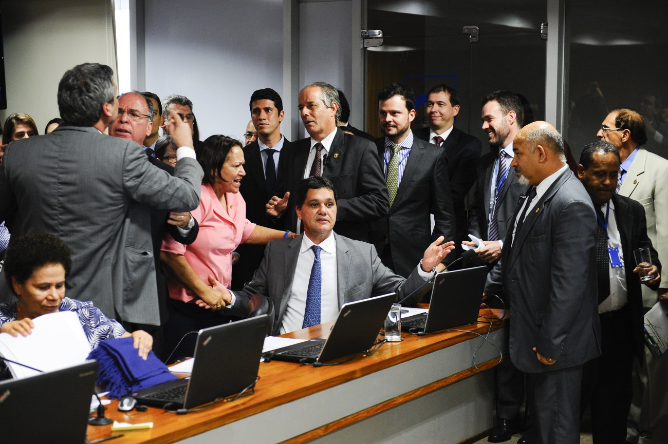 Oposição no Senado tenta barrar leitura do relatório da reforma que retira direitos dos trabalhadores Foto: Marcos Oliveira / Agência Senado