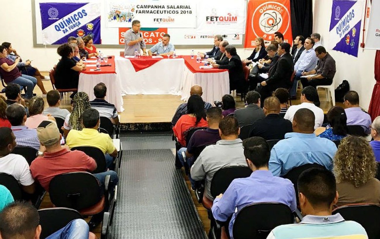 Negociação entre representantes das empresas e dos trabalhadores: proposta será defendida em assembleias Foto: Fequimfar