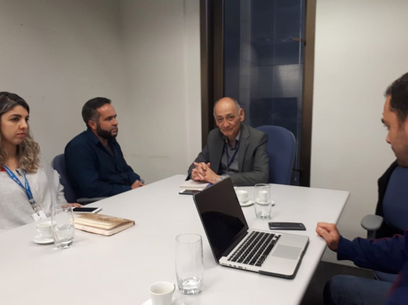 Os dirigentes Vivian Sá, Danilo Perez (camisa azul) e Leonardo Quadros, e o representante da Gilog (terno cinza) Foto: Seeb-SP