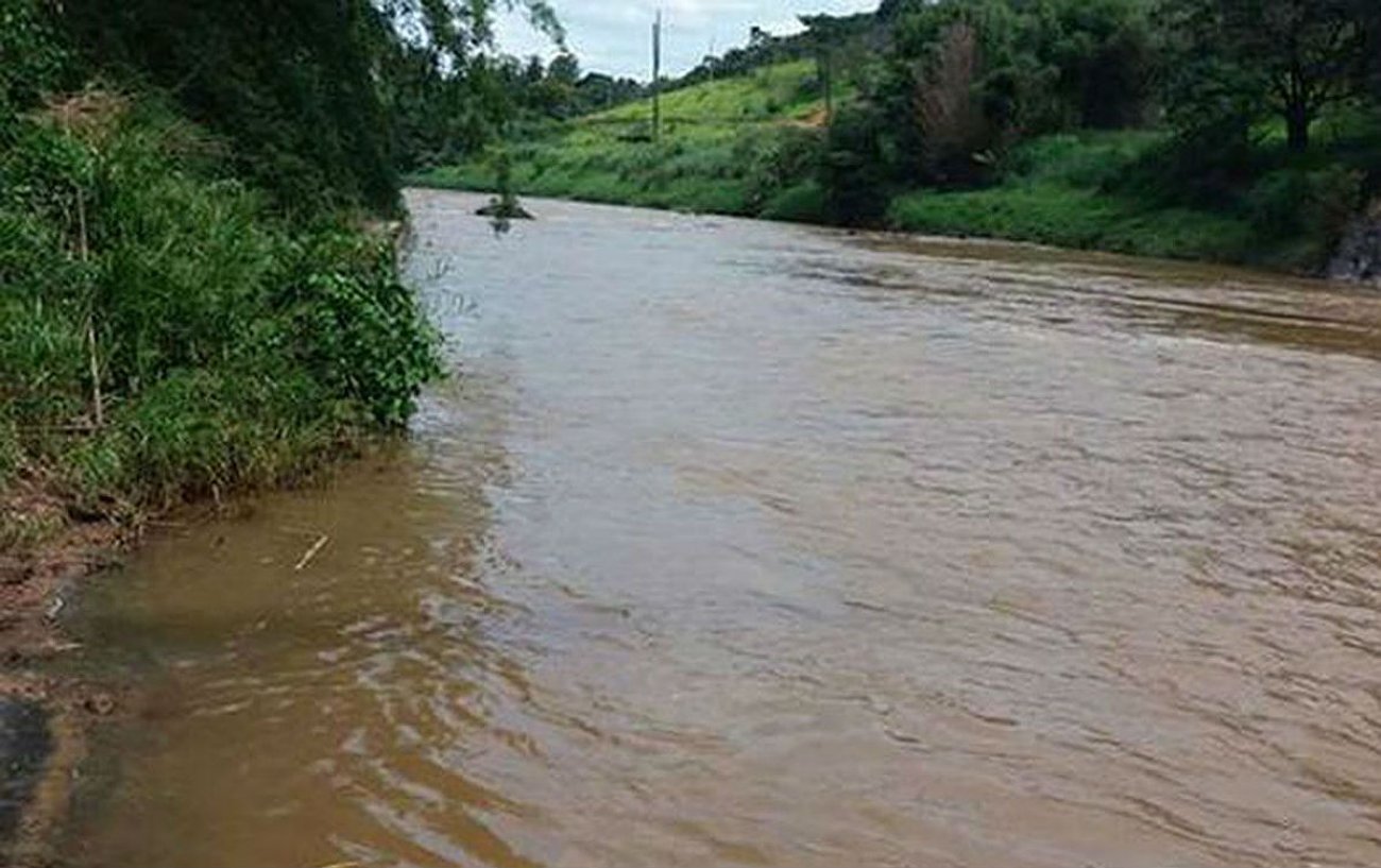 Um ano após o rompimento da barragem, ainda há rejeitos por toda a extensão do rio. Apenas em um ponto a Vale concentração barreiras de retenção. Há diversos riscos à população por conta da água contaminada DEFESA CIVIL BETIM