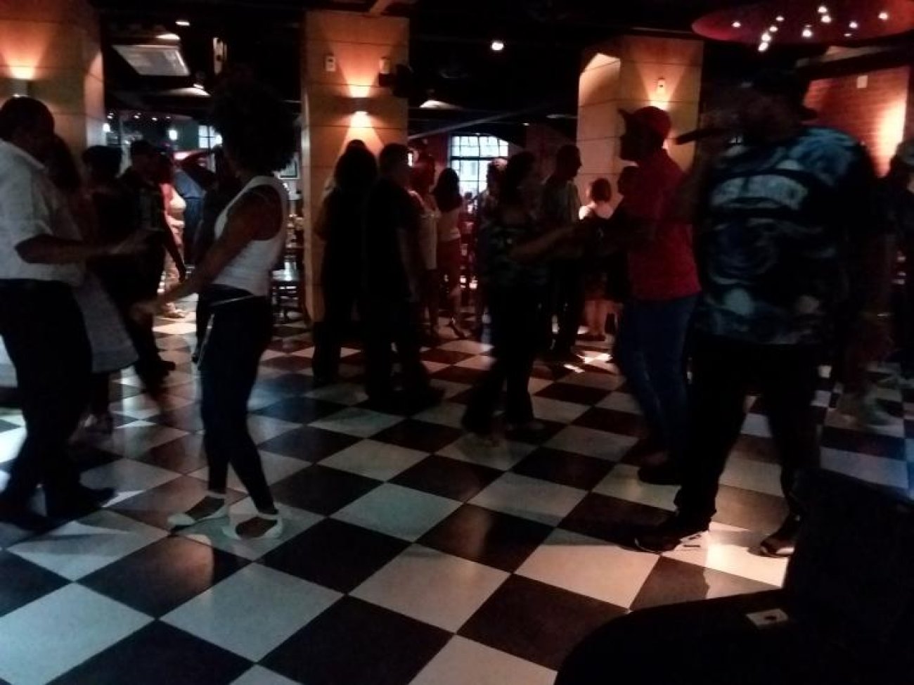 Das 19h às 20h, o instrutor ensina tanto os primeiros passos da dança para os iniciantes, quanto ajuda a aprimorar o requebrado dos mais experientes Foto: Seeb-SP