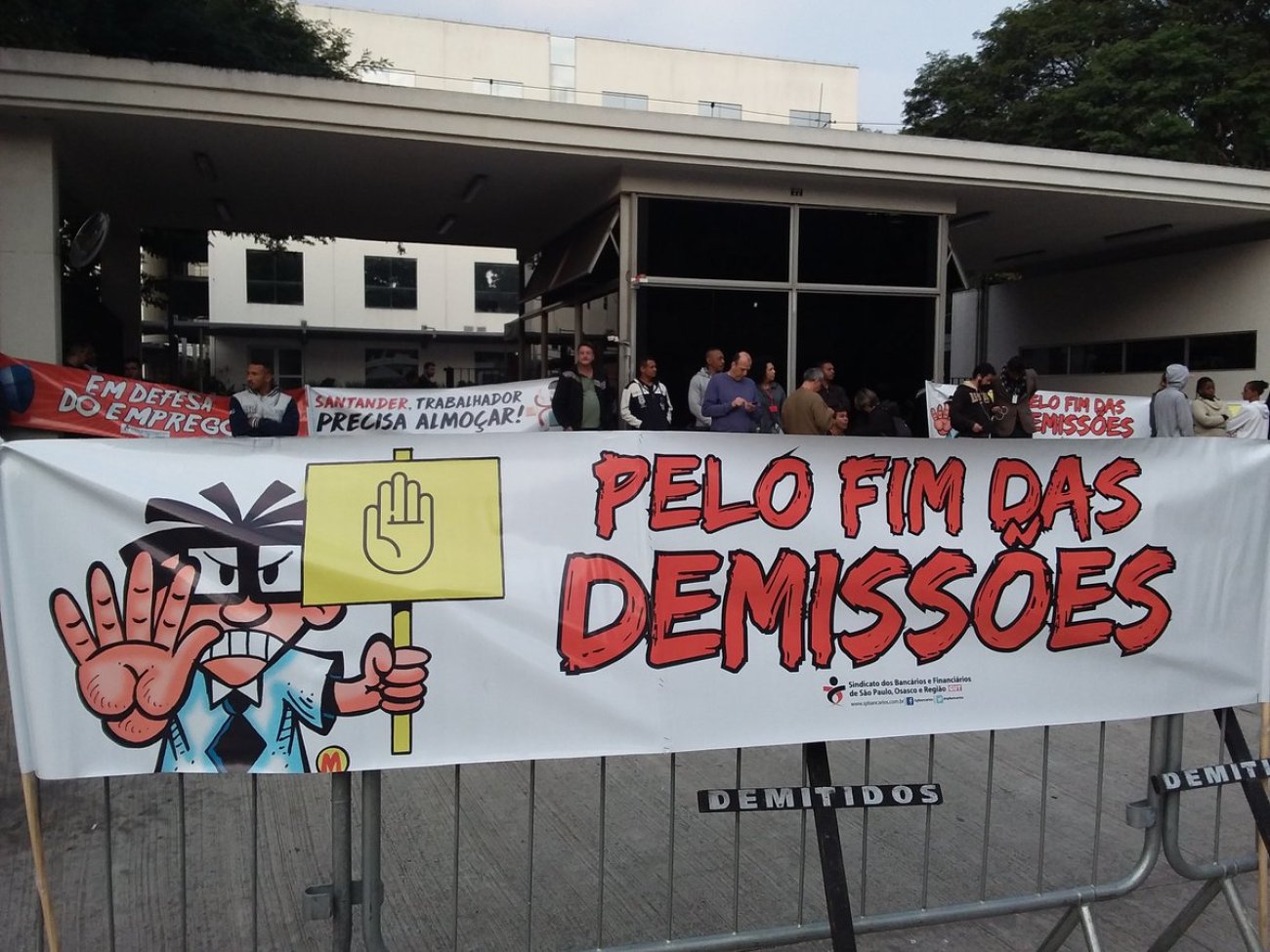 Bancários paralisam nesta sexta-feira 24 as atividades no Vila Santander Foto: Seeb-SP