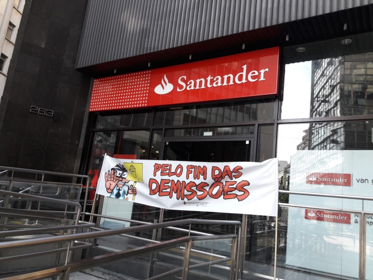 Agência do Santander durante protesto do Sindicato contra demissões e por mais contratações Foto: Seeb-SP